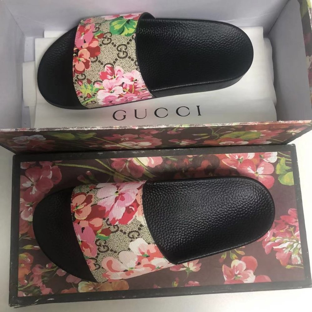 Gucci pink printed swimming pool party women's black slippers